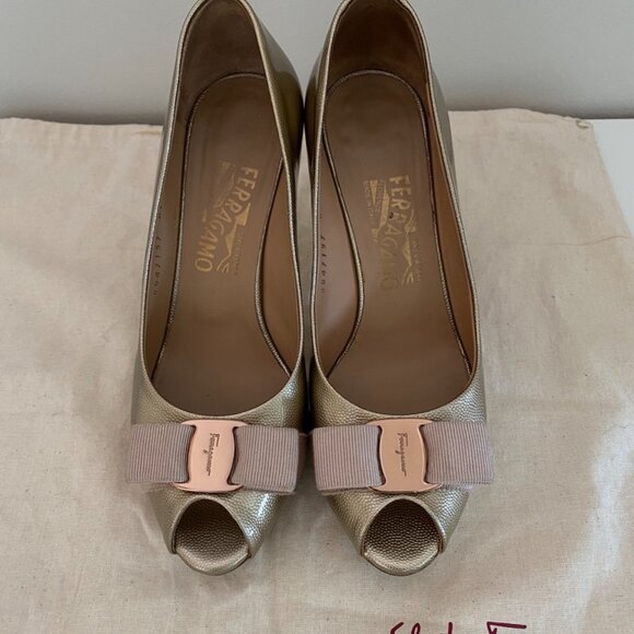 🇮🇹 Made in Italy | Salvatore Ferragamo｜Gold Leather｜Vara Bow Peep Toe Pumps - Picture 1 of 16